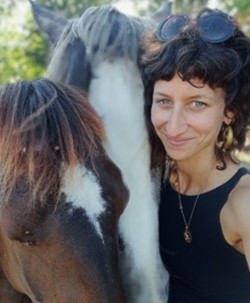 Femme en médiation équine avec deux chevaux – Équibamba